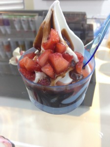 Frozen yogurt with nutella syrup and strawberries